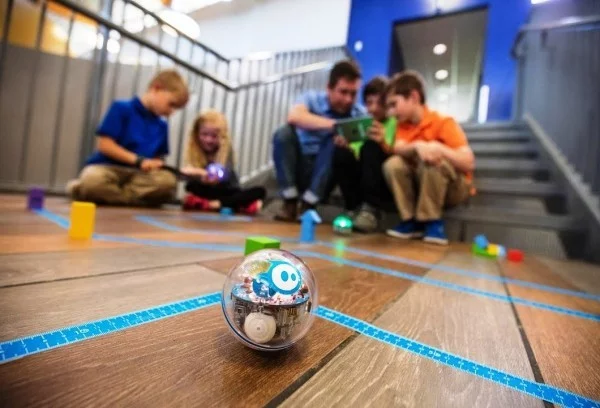 8 originelle Hi-Tech Geschenke für Kinder ab 3 Jahren sphero bolt ball zum kodieren und programieren