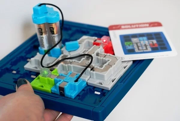 8 originelle Hi-Tech Geschenke für Kinder ab 3 Jahren think fun circuit maze brettspiel review