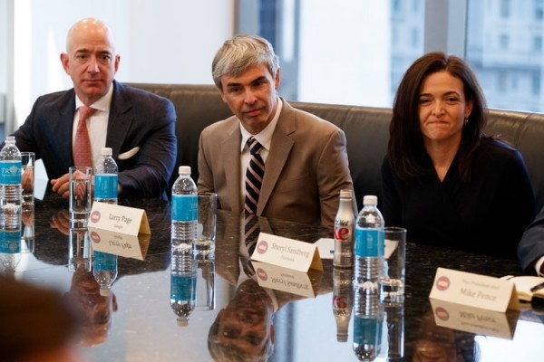 Hightech Genies Larry Page Jeff Bezos bei Presskonferenz
