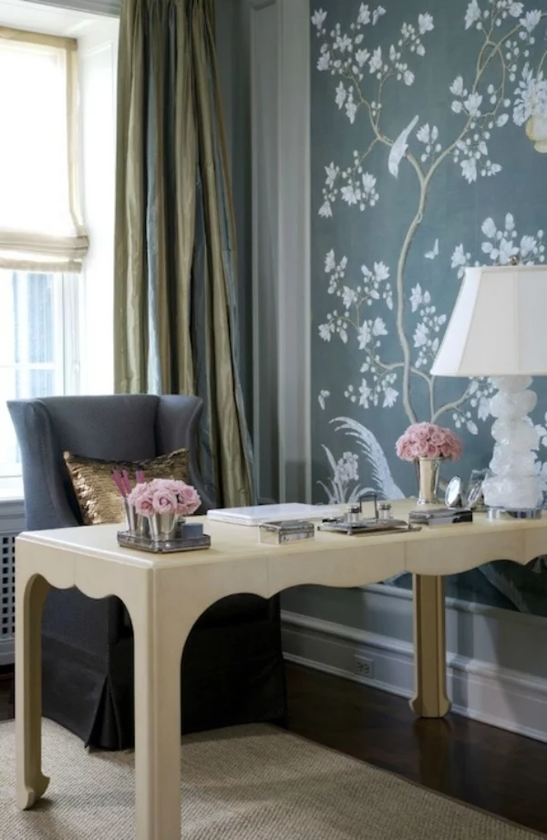 Homeoffice in weiblicher Optik Romantik und Stil gemusterte Wandtapete Schreibtisch dunkelblauer Sessel 