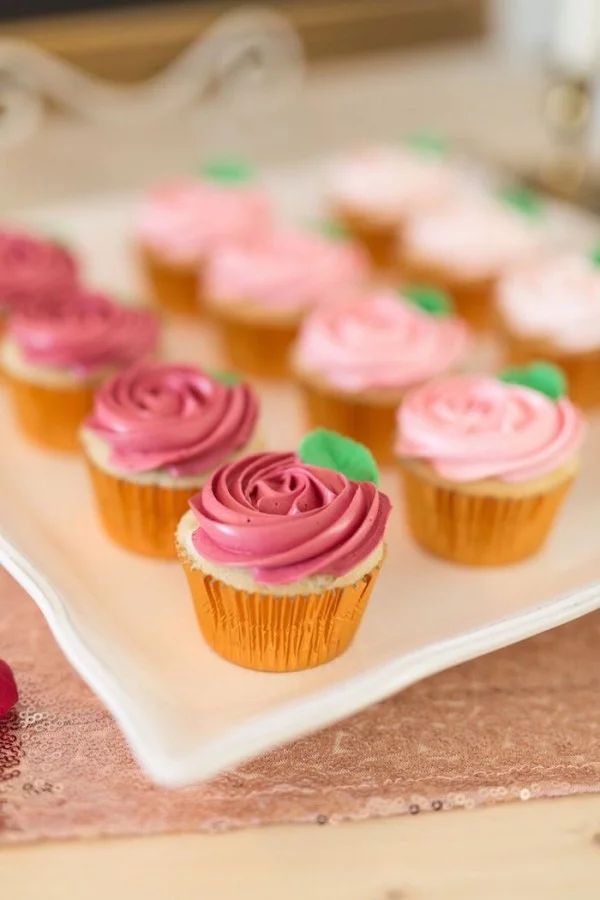 Muffins in verschiedenen rosa Farben Valentinstag