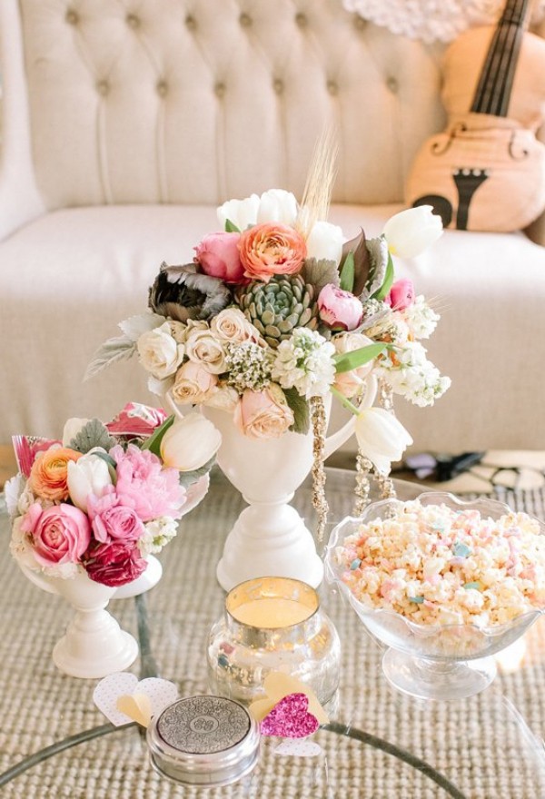 Tisch mit schönen Blumen Valentinstag