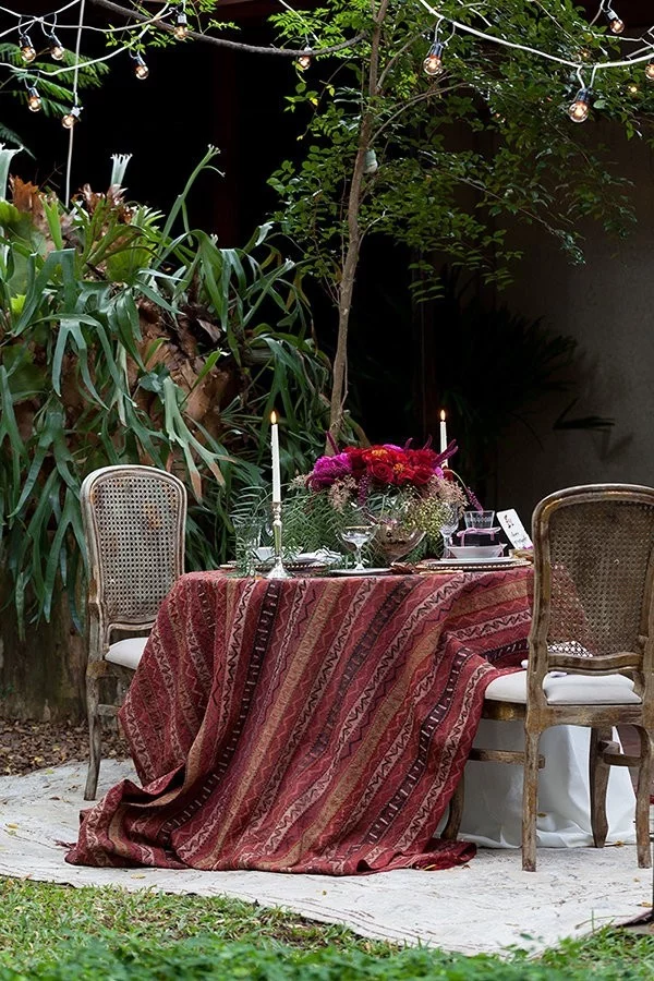 Tisch mitten im Garten Valentinstag