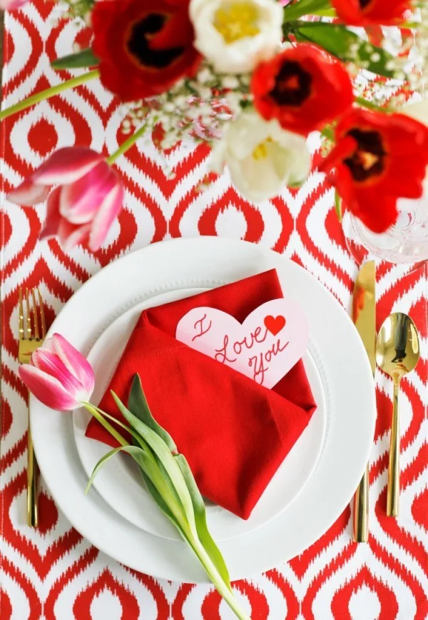 Valentinstag rote Muster und Tulpen