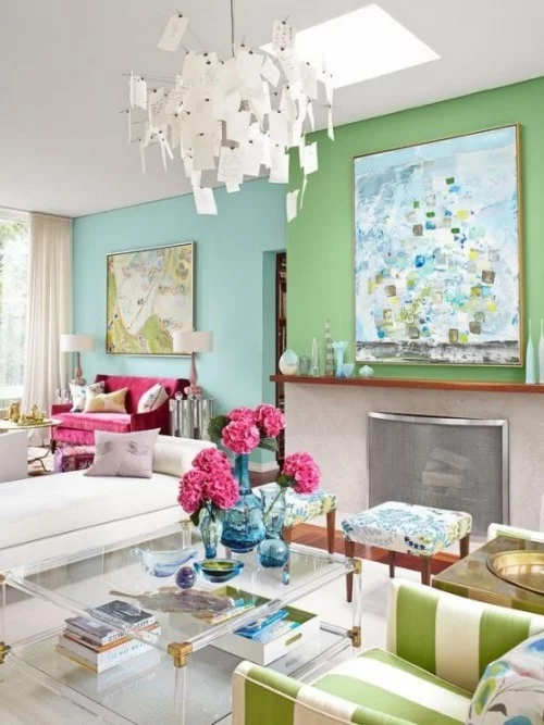 Wohnzimmer mit femininen Touches Blumen und sanfte Farben machen das weibliche Interieur aus