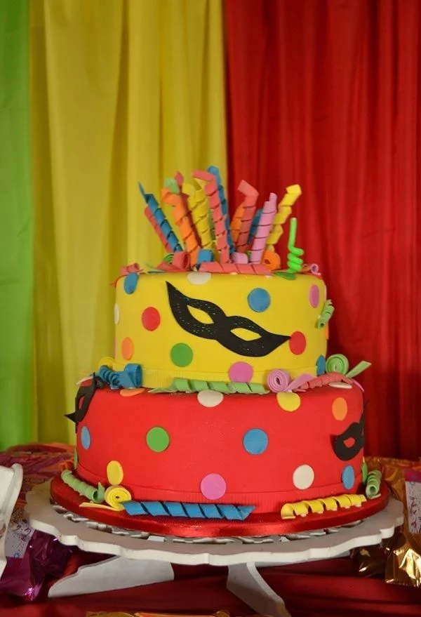 dekoideen torte karnevalsthema