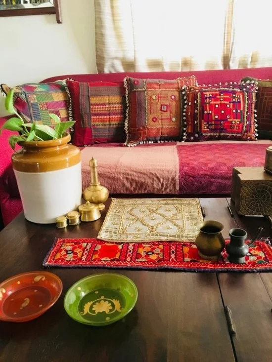 einrichtungsideen wohnzimmer indischer stil dekokissen