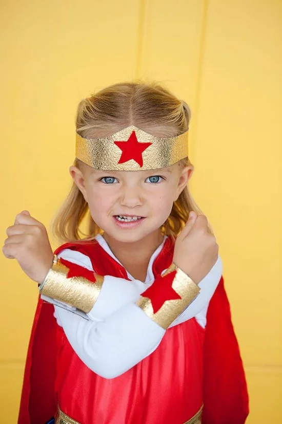 faschingskostüme für kinder - kleines mädchen als super heldin 