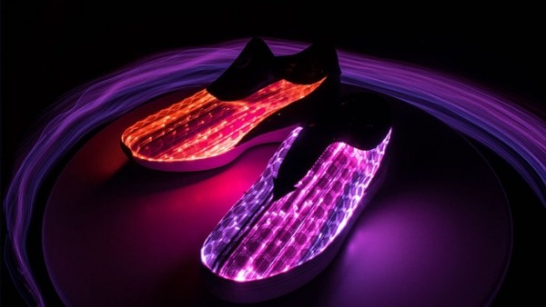 glow sneaker verschiedene farben rot und lila