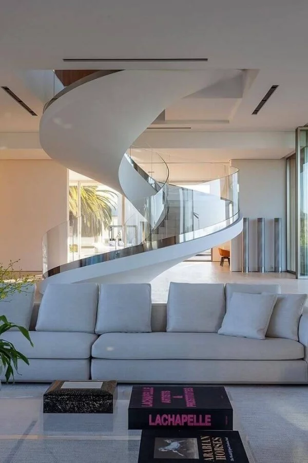moderne Sofas unter dem Treppenhaus