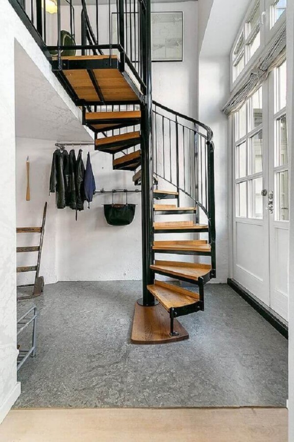 tolle Kleider und Taschen für ein Treppenhaus