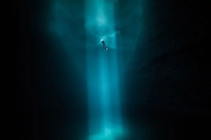 unterwasserbilder lichstrahl - mitten im dunklen wasser