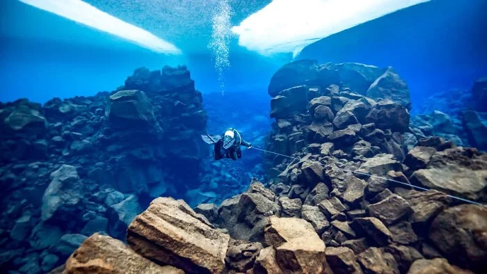 unterwasserbilder schwimmender mensch