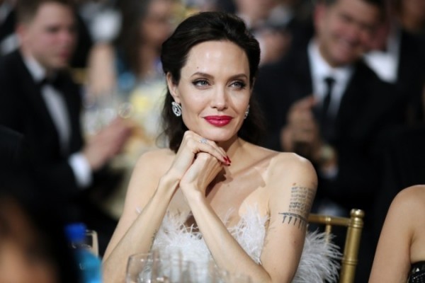 Angelina Jolie Lächeln auf ihr Gesicht
