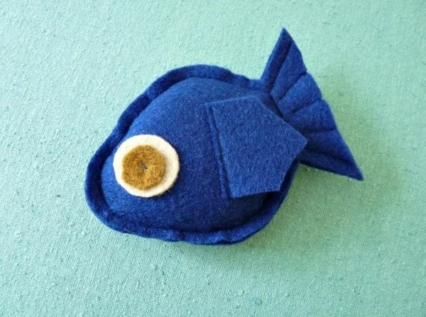 Unterwasserwelt kennen lernen blauer Fisch aus Filz Babyspielzeug selber nähen 