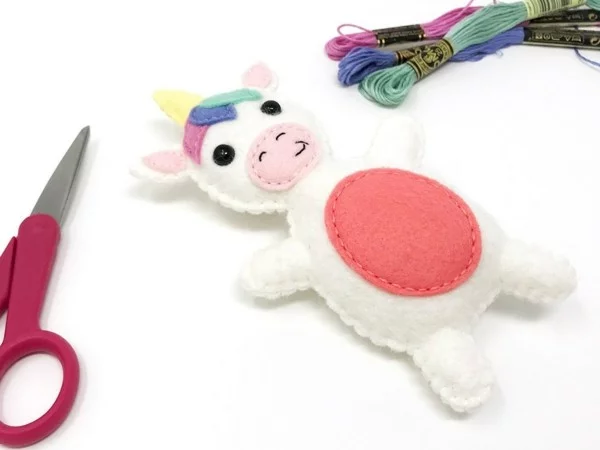Babyspielzeug nähen aus Filz niedliche Kuh selber machen cooles Kinderspielzeug