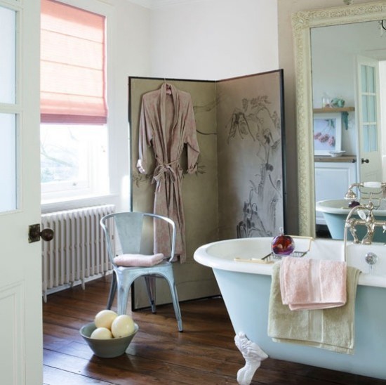 Badezimmer mit weiblichem Gespür Bad im Retro-Stil viel Licht zarte Farben
