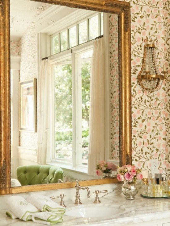 Badezimmer mit weiblichem Gespür Blumenmuster großer Wandspiegel in vergoldetem Rahmen