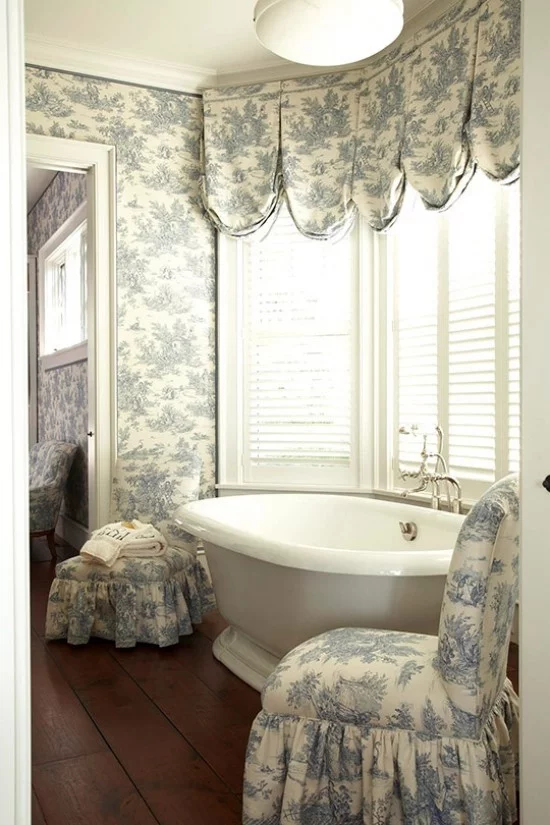 Badezimmer mit weiblichem Gespür Tapeten Vorhänge Sesselhülle im gleichen Blumenmuster