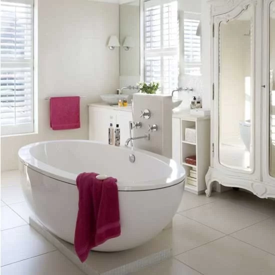 Badezimmer mit weiblichem Gespür Tücher in Magenta visuelle Akzente im weißen Bad
