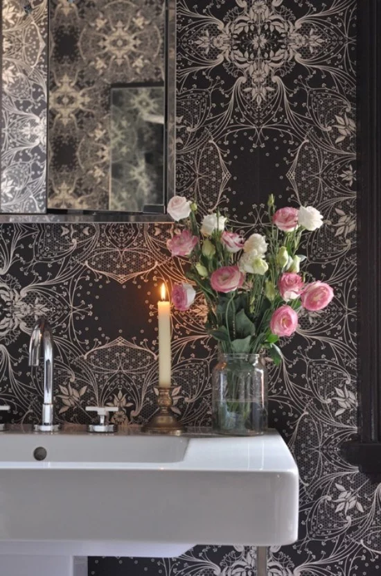 Badezimmer mit weiblichem Gespür dunkle feingemusterte Tapete Blumen im Vordergrund