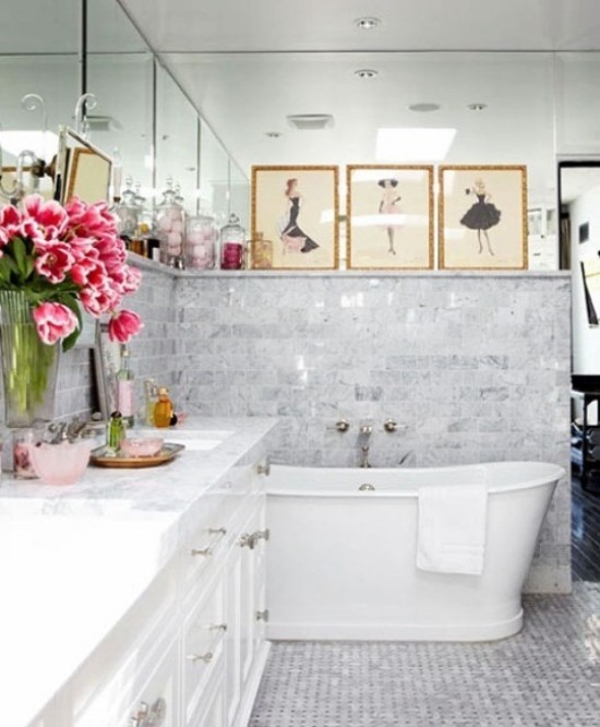 Badezimmer mit weiblichem Gespür helles Interieur weiße Badewanne Waschtisch Blumen Bilder