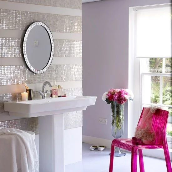 Badezimmer mit weiblichem Gespür weißes Interieur Plastikstuhl in Magenta