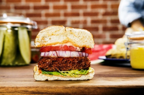 Beyond Meat führt vegetarisches Rinderhackfleisch mit höherem Proteingehalt als Fleisch ein burger in hälfte geschnitten veggie fleisch