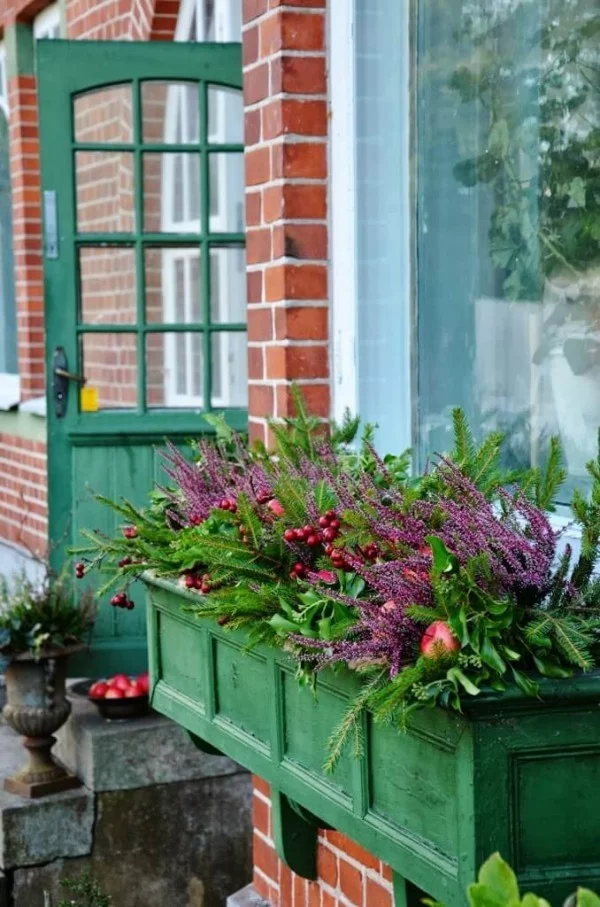 Blumenkasten an der Fensterbank in Grün Landhaus üppige Pflanzen farbenfrohe Blumen