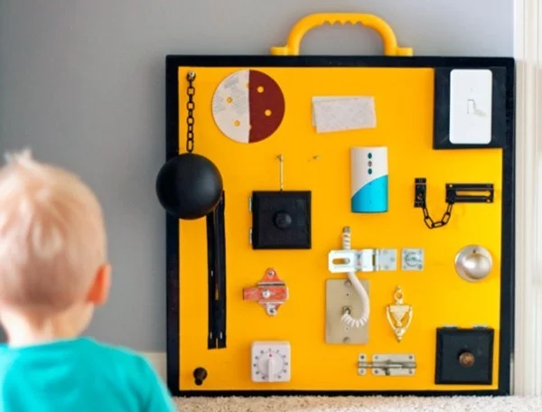 DIY Ideen Spielzeuge activity board selbst bauen Kleinkinder damit beschäftigen 