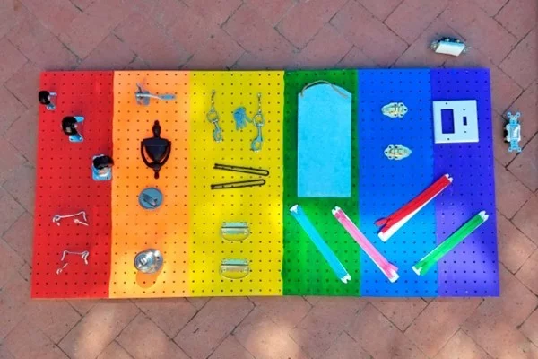 DIY Kinderspielzeuge selber bauen activity board nötige Materialien Kleinkinder kreativ beschäftigen 