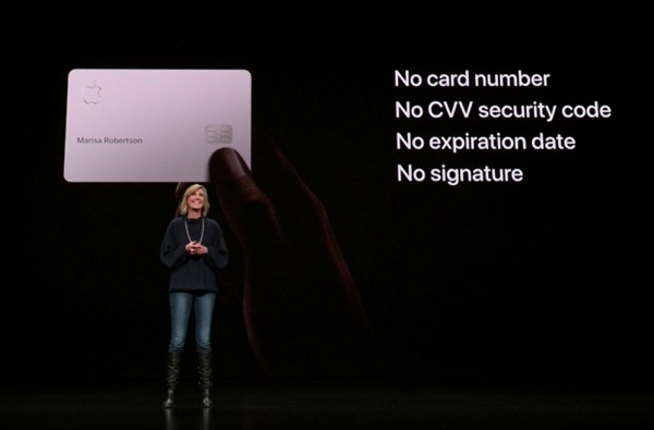 Die Apple Card ist eine neue Kreditkarte, die Sie mit Apple Pay benutzen können die titan karte mit name und nichts anderes