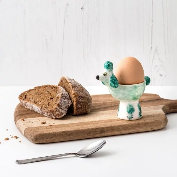 Eierbecher mit Brot zum Frühstück