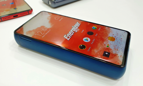 Energizer Power Max P18K Pop – Das witzigste Smartphone vom MWC 2019 blick von der seite auf dem gewaltigen smartphone