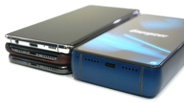 Energizer Power Max P18K Pop – Das witzigste Smartphone vom MWC 2019 das handy neben 3 normale smartphones