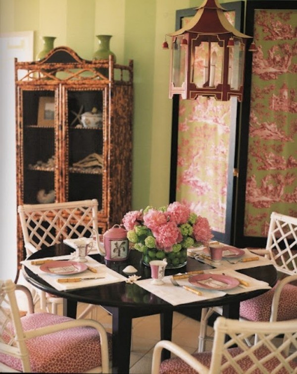 Esszimmer mit femininen Touches Blumenmuster überall schön gedeckter Tisch