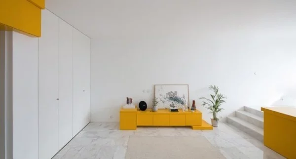 Kleine Wohnung minimalistisch eingerichtet Sideboard mit Kunststücken frischer Hauch