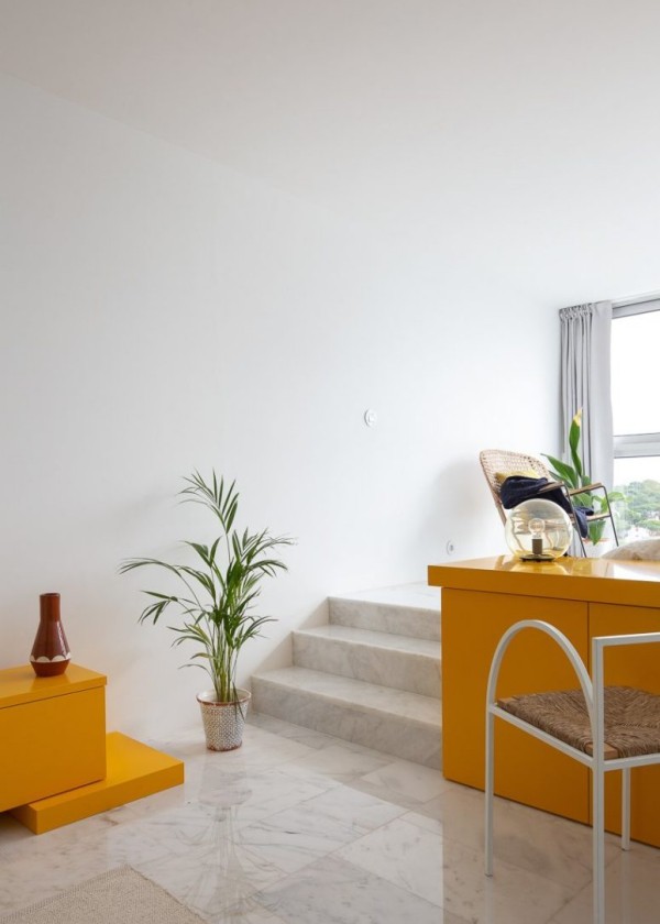 Kleine Wohnung minimalistisch eingerichtet gelbe Akzente künstlerisches Gefühl Liebe zum Detail