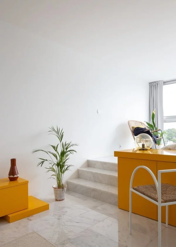 Kleine Wohnung minimalistisch eingerichtet gelbe Akzente künstlerisches Gefühl Liebe zum Detail