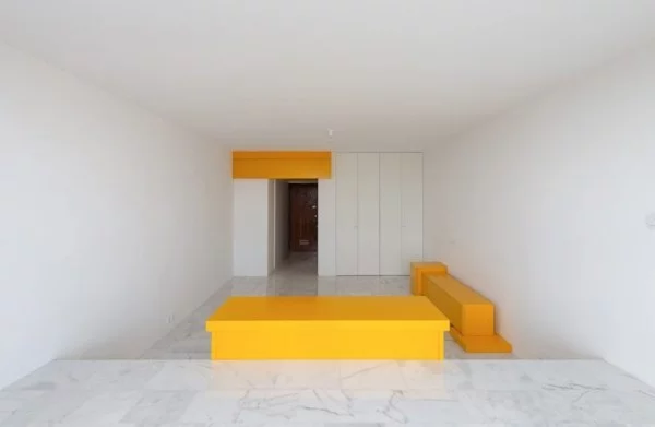 Kleine Wohnung minimalistisches Raumkonzept etwas kahl aussehen