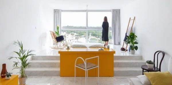 Kleine Wohnung minimalistisches Raumkonzept gelbe Akzente zufriedenstellendes Endresultat