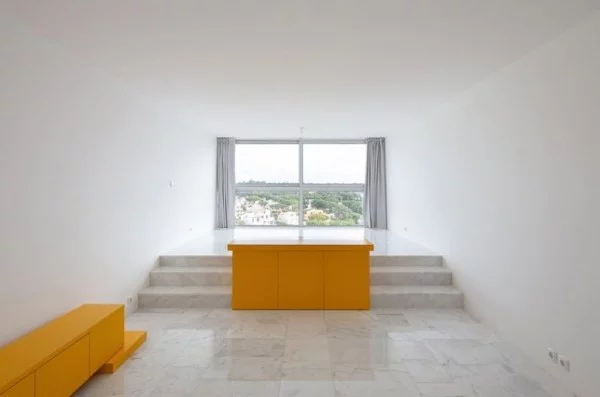 Kleine Wohnung minimalistisches Raumkonzept gelbe Akzente