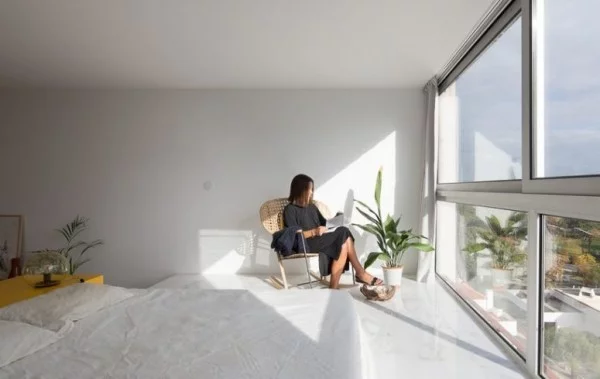 Kleine Wohnung verglaste Wand sonnige Leseecke gestaltet