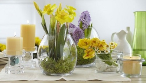 Narzissen Deko Ideen mit anderen Frühlingsblumen und Kerzen schönes Arrangement