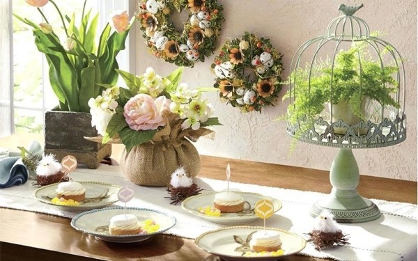 Osterdeko draußen festlich dekorierter Tisch zum Kaffeetrinken Blumen zwei Kränze