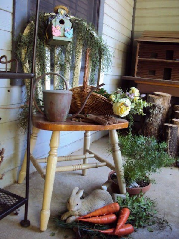 Osterdeko draußen im rustikalen Stil alte Sachen Holztisch Gießkanne Hase Grünpflanze
