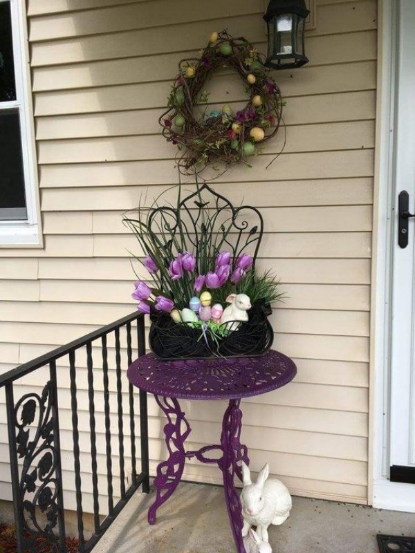 Osterdeko draußen kleine Veranda bunt dekoriert lilafarbener runder Tisch weiße Hasen lila Tulpen Kranz