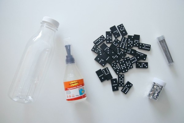 Sensorik Flaschen selber machen Materialien Dominoteile Kinderspielzeuge