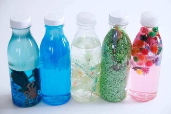 Spielzeuge selber machen DIY Sensorik Flaschen in verschiedenen Farben und Füllungen 