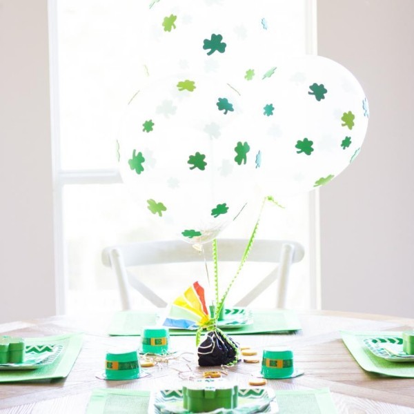 St. Patricks Day Tischdeko kleine grüne Hüte weiße Ballons mit Kleeblatt